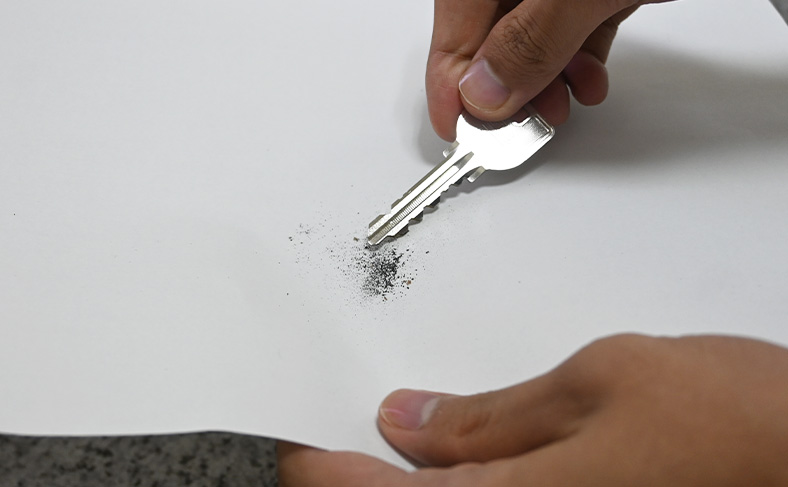 黒鉛を鍵に付着させる