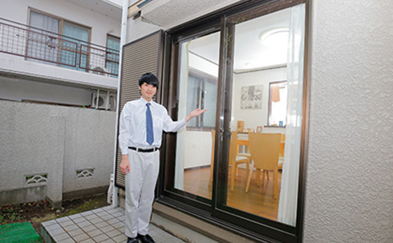 開いている窓から入室を試みる