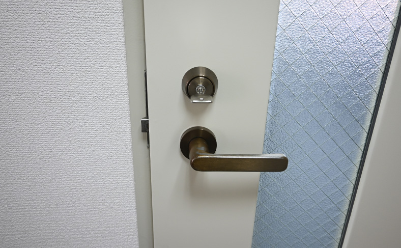 玄関の鍵が開いている状態で入るけど回らない時の対処法