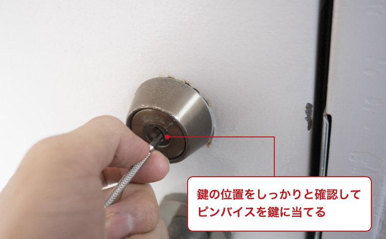 ピンバイスを折れた鍵に当てる
