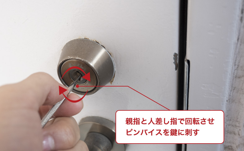 ピンバイスを回して折れた鍵に穴を開ける