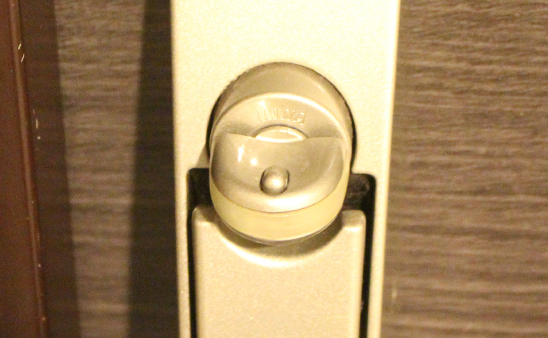 スイッチの付いているサムターン