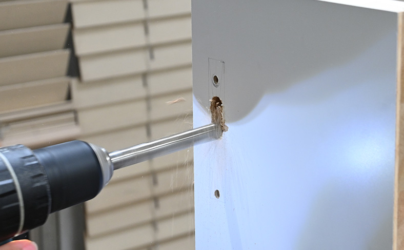 引き戸に穴を開ける