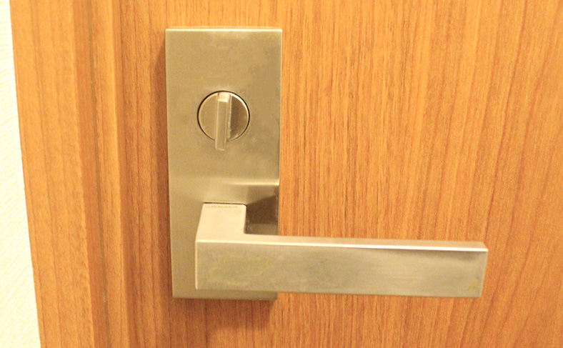 トイレに閉じ込められた時に鍵やドアを開ける方法