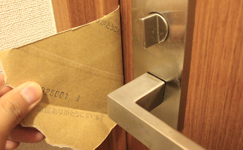 トイレットペーパーの芯をドアの隙間に挟む