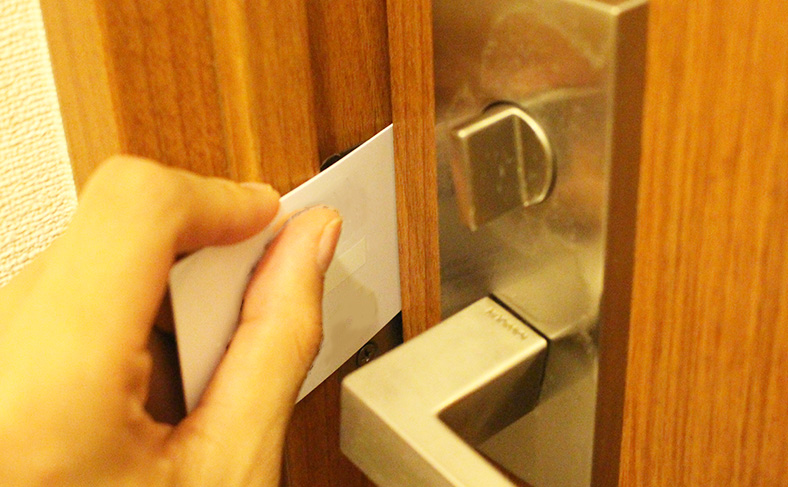 カードをドアに入れてラッチボルトを押す