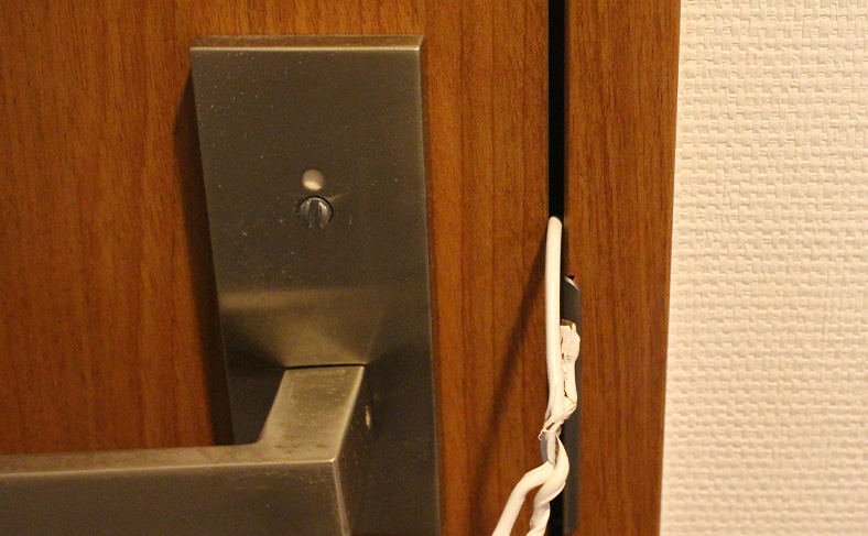 ハンガーをドアの隙間に入れる
