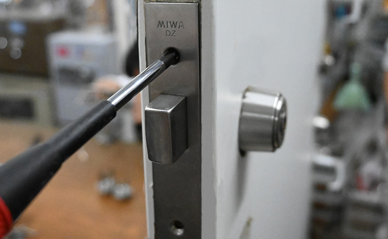 自分で鍵交換をして費用を抑える