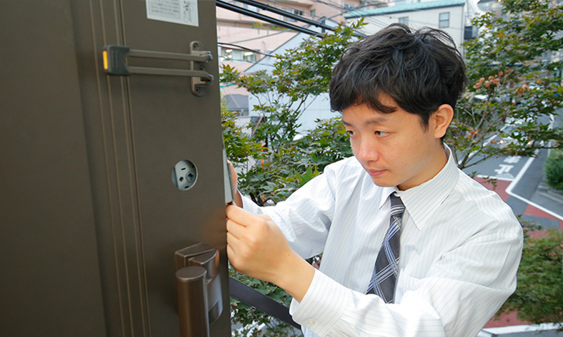 業者にタッチボルトの引っかかりを修理してもらう
