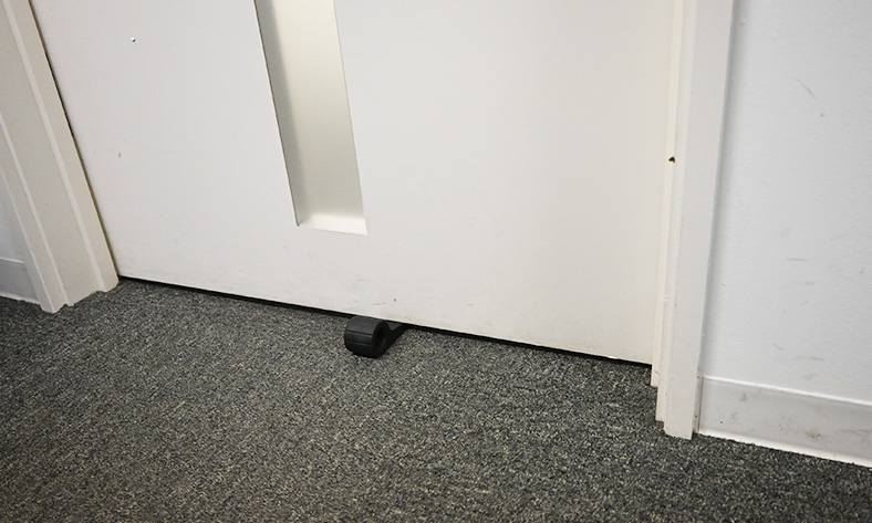 ドアストッパーを使ってドアを開かないようにする方法