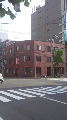 ち、ち、ち、地下室？！！！