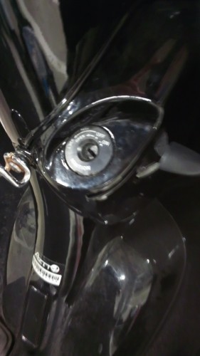 屋根付き駐車場にてバイク鍵作成