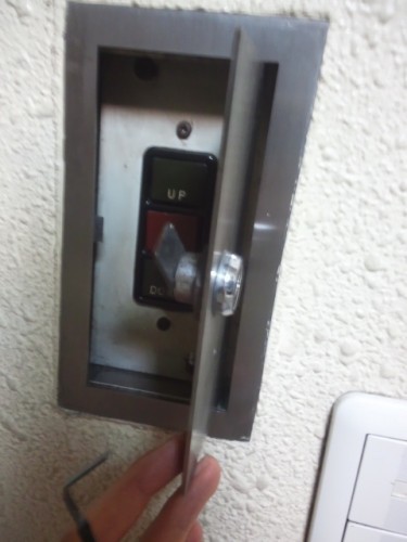 大阪市中央区：シャッターボックスの開錠作業