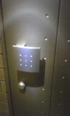 戸建ての玄関を開けます（柏市）