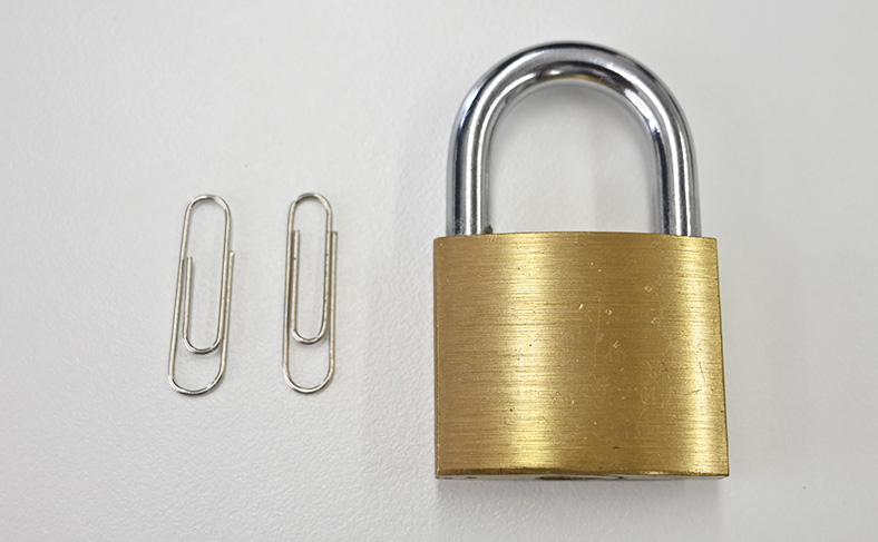 クリップを使った南京錠の開け方