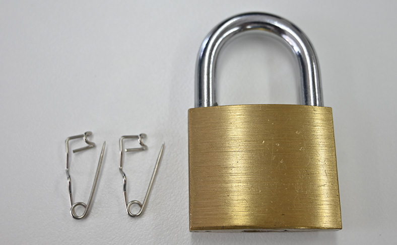 安全ピンを使った南京錠の開け方