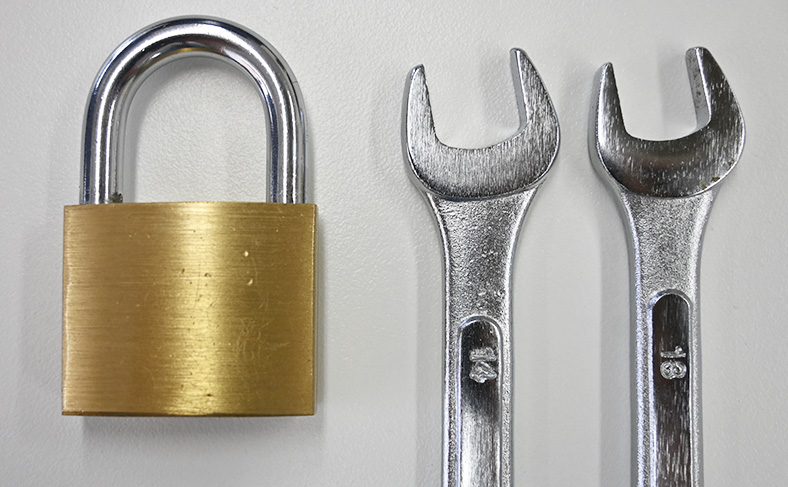 スパナを使って南京錠を開ける方法