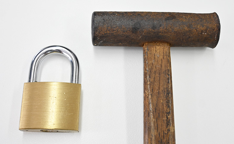 ハンマーを使って開ける方法