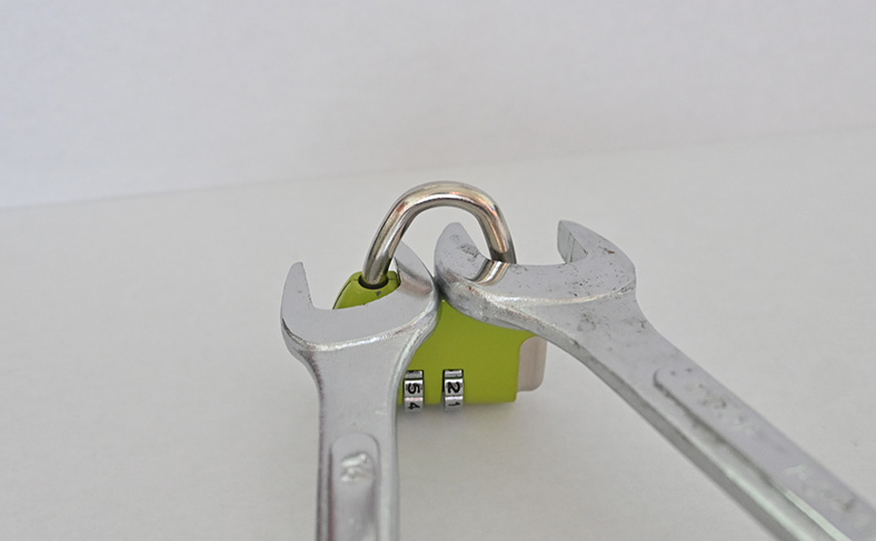 スパナを使ったダイヤル式南京錠の開け方