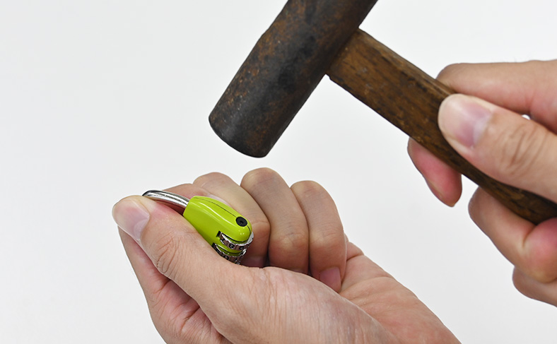 ハンマーを使ったダイヤル式南京錠の開け方