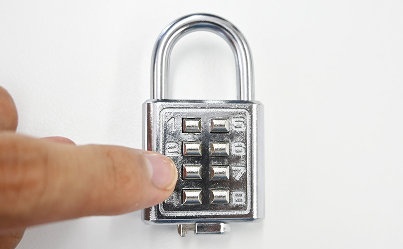 ボタン式南京錠の数字を揃えて開ける方法