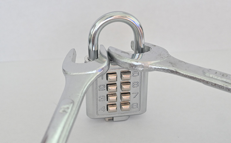 スパナを使ってボタン式南京錠を破壊して開ける方法