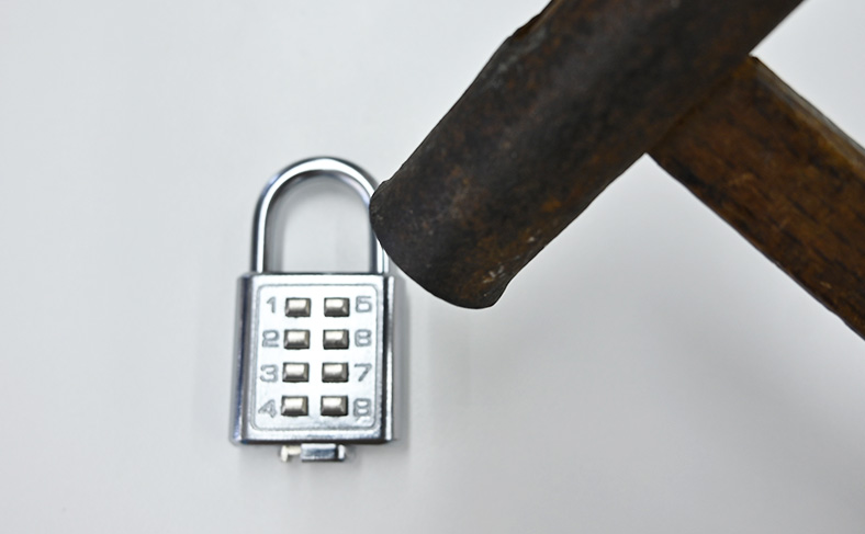 ハンマーを使ってボタン式南京錠を破壊して開ける方法