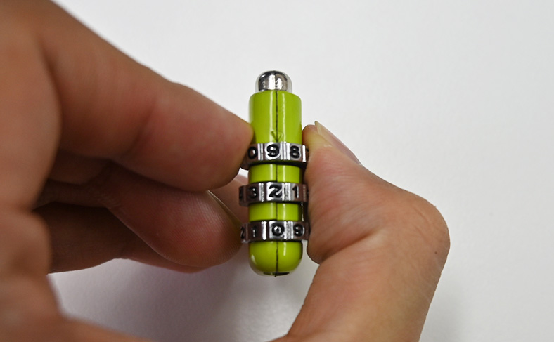 ダイヤルを揃えてダイヤル式南京錠を開ける